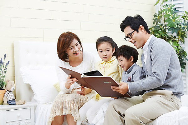 포토 JPG 스튜디오촬영 여자 남자 딸 아들 어린이 가족 엄마 실내 미소 웃음 사람 앉기 동양인 소녀 소년 여러명 성인 30대 부모 한국인 자녀 아빠 추억 앨범 핵가족 국내포토 다수 컨셉 관계 모션 표정 인종 내부 장년 파일형식