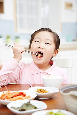 포토 JPG 스튜디오촬영 여자 어린이 음식 밥 반찬 실내 한명 미소 웃음 사람 앉기 소녀 상반신 앞모습 주방 식사 한국인 여자만 여자한명만 국내포토 1 뷰포인트 모션 표정 동양인 내부 파일형식