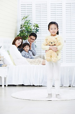 포토 JPG 스튜디오촬영 전신 식물 여자 남자 딸 화분 아들 어린이 인형 가족 엄마 실내 미소 웃음 사람 동양인 소녀 소년 여러명 성인 30대 부모 곰인형 침실 한국인 자녀 침대 아빠 핵가족 국내포토 가구 다수 관계 표정 인종 내부 장년 파일형식