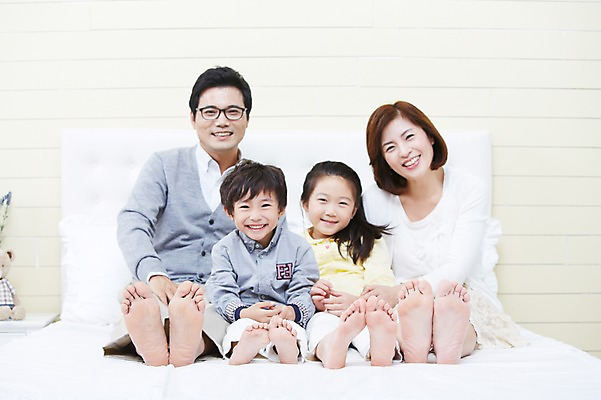 포토 JPG 스튜디오촬영 전신 여자 남자 딸 아들 어린이 가족 엄마 실내 미소 웃음 사람 앉기 동양인 소녀 소년 여러명 성인 앞모습 30대 부모 침실 한국인 자녀 침대 아빠 핵가족 국내포토 뷰포인트 가구 다수 관계 모션 표정 인종 내부 장년 파일형식