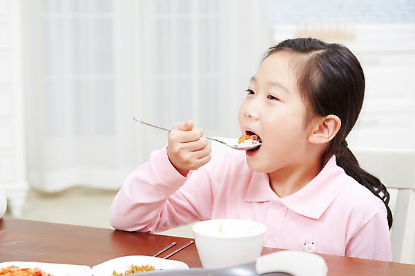 포토 JPG 스튜디오촬영 여자 어린이 음식 밥 반찬 실내 한명 미소 웃음 사람 앉기 소녀 상반신 주방 식사 한국인 여자만 여자한명만 국내포토 1 모션 표정 동양인 내부 파일형식