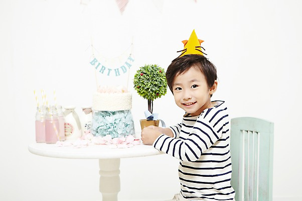 포토 JPG 스튜디오촬영 식물 기념일 남자 화분 어린이 음식 탁자 실내 한명 미소 웃음 사람 앉기 동양인 이벤트 소년 상반신 파티 케이크 주스 한국인 생일파티 생일 생일케이크 생일상 남자만 남자한명만 어린이만 소년만 소년한명만 국내포토 1 음료 가구 모션 디저트 표정 인종 내부 파일형식