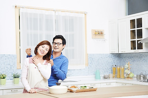 포토 JPG 스튜디오촬영 부부 커플 여자 남자 음식 반찬 실내 서기 미소 웃음 사람 동양인 상반신 성인 두명 앞모습 30대 주방 한국인 주부 장년만 성인만 국내포토 뷰포인트 관계 모션 표정 인종 내부 장년 파일형식