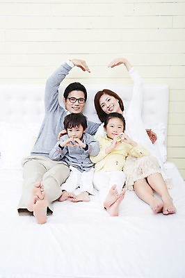 포토 JPG 스튜디오촬영 전신 여자 남자 딸 아들 어린이 가족 엄마 실내 사랑 미소 웃음 사람 앉기 동양인 손짓 소녀 소년 여러명 성인 앞모습 30대 부모 침실 한국인 자녀 하트 침대 아빠 핵가족 국내포토 모양 감정 뷰포인트 가구 다수 관계 모션 표정 인종 내부 장년 파일형식