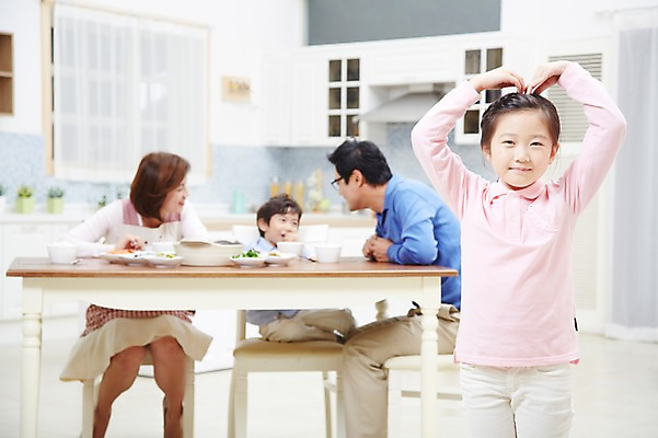 포토 JPG 스튜디오촬영 여자 남자 딸 아들 어린이 음식 가족 식탁 밥 엄마 반찬 실내 사랑 미소 웃음 사람 동양인 손짓 소녀 소년 여러명 성인 30대 부모 주방 식사 한국인 자녀 하트 아빠 핵가족 국내포토 모양 감정 다수 관계 모션 탁자 표정 인종 내부 장년 파일형식