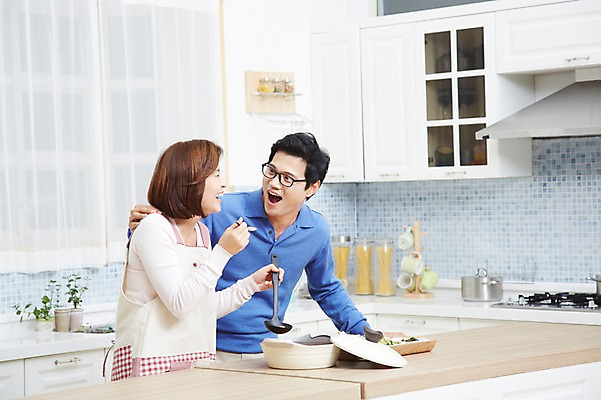 포토 JPG 스튜디오촬영 부부 커플 여자 남자 음식 반찬 실내 서기 미소 웃음 사람 동양인 상반신 성인 두명 30대 주방 한국인 냄비 찌개 먹기 주부 장년만 성인만 국내포토 관계 모션 표정 인종 내부 장년 솥 파일형식