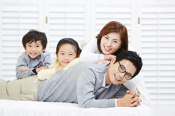 포토 JPG 스튜디오촬영 여자 남자 딸 아들 어린이 가족 엄마 실내 미소 웃음 사람 동양인 소녀 소년 여러명 성인 30대 부모 침실 한국인 자녀 침대 아빠 핵가족 국내포토 가구 다수 관계 표정 인종 내부 장년 파일형식