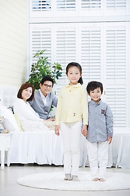 포토 JPG 스튜디오촬영 여자 남자 딸 아들 어린이 가족 엄마 실내 미소 웃음 사람 동양인 소녀 소년 여러명 성인 30대 부모 침실 한국인 자녀 침대 아빠 핵가족 국내포토 가구 다수 관계 표정 인종 내부 장년 파일형식