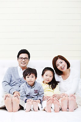 포토 JPG 스튜디오촬영 전신 여자 남자 딸 아들 어린이 가족 엄마 실내 미소 웃음 사람 앉기 동양인 소녀 소년 여러명 성인 앞모습 30대 부모 침실 한국인 자녀 침대 아빠 핵가족 국내포토 뷰포인트 가구 다수 관계 모션 표정 인종 내부 장년 파일형식