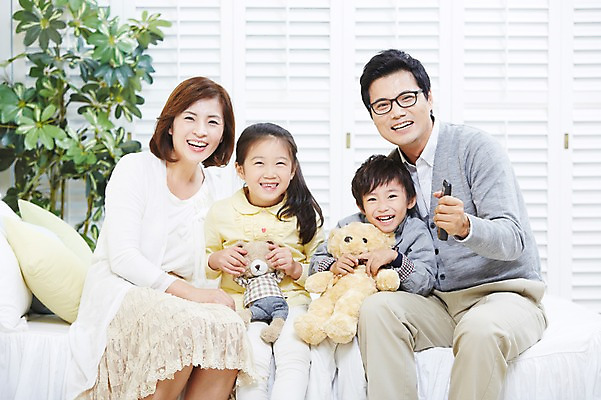 포토 JPG 스튜디오촬영 여자 남자 딸 아들 어린이 인형 가족 엄마 실내 미소 웃음 사람 앉기 동양인 소녀 소년 여러명 성인 앞모습 30대 부모 곰인형 한국인 자녀 아빠 리모컨 핵가족 티비시청 국내포토 뷰포인트 다수 관계 모션 표정 인종 내부 장년 시청_보고들음 파일형식