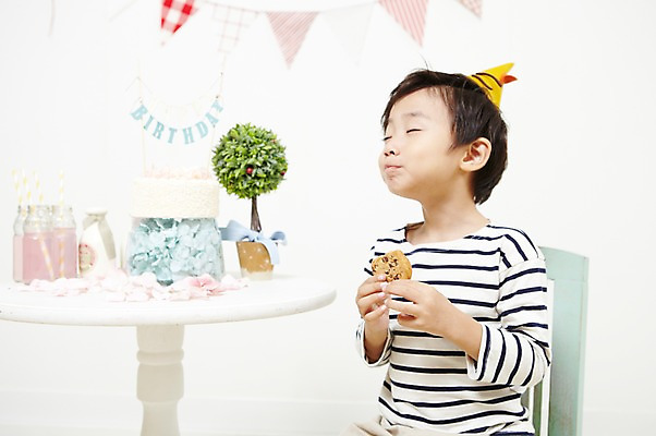 포토 JPG 스튜디오촬영 식물 기념일 남자 화분 어린이 음식 탁자 실내 한명 미소 웃음 사람 앉기 동양인 이벤트 소년 상반신 파티 쿠키 케이크 한국인 생일파티 생일 생일케이크 생일상 남자만 남자한명만 어린이만 소년만 소년한명만 국내포토 1 가구 모션 디저트 표정 인종 내부 파일형식