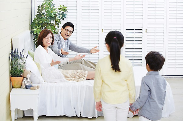 포토 JPG 스튜디오촬영 식물 여자 남자 딸 화분 아들 어린이 가족 엄마 실내 미소 웃음 사람 동양인 소녀 소년 여러명 성인 30대 부모 침실 한국인 자녀 침대 아빠 핵가족 국내포토 가구 다수 관계 표정 인종 내부 장년 파일형식