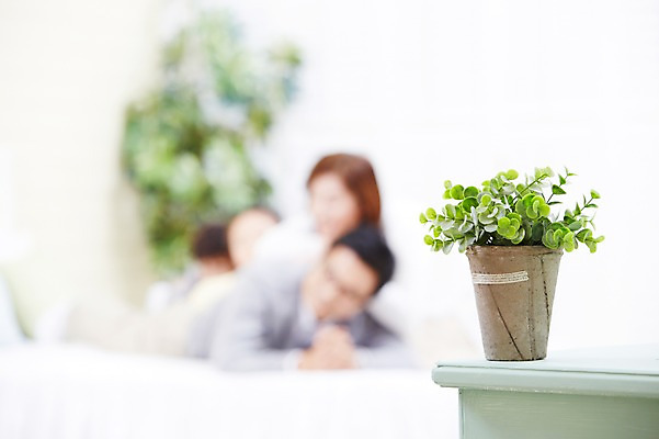 포토 JPG 스튜디오촬영 식물 여자 남자 딸 화분 아들 어린이 가족 엄마 실내 미소 웃음 사람 동양인 소녀 소년 여러명 성인 30대 부모 침실 한국인 자녀 침대 아빠 핵가족 국내포토 가구 다수 관계 표정 인종 내부 장년 파일형식