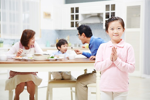 포토 JPG 스튜디오촬영 여자 남자 딸 아들 어린이 음식 가족 식탁 밥 엄마 반찬 실내 미소 웃음 사람 동양인 소녀 소년 여러명 성인 30대 부모 주방 식사 한국인 자녀 아빠 박수 핵가족 국내포토 다수 관계 탁자 표정 인종 손짓 내부 장년 파일형식