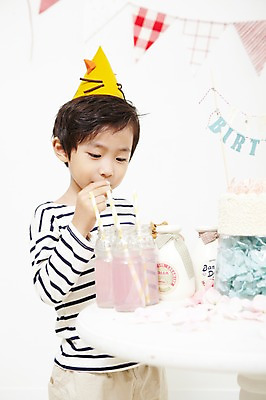 포토 JPG 스튜디오촬영 기념일 남자 어린이 음식 탁자 실내 한명 미소 웃음 사람 앉기 동양인 이벤트 소년 상반신 파티 주스 한국인 생일파티 생일 남자만 남자한명만 어린이만 소년만 소년한명만 국내포토 1 음료 가구 모션 표정 인종 내부 파일형식