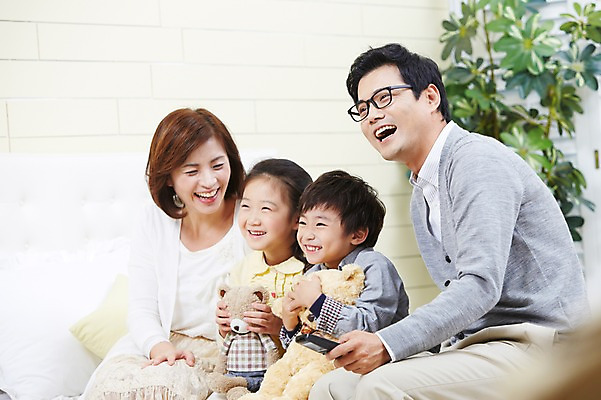 포토 JPG 스튜디오촬영 여자 남자 딸 아들 어린이 인형 가족 엄마 실내 미소 웃음 사람 앉기 동양인 손짓 소녀 소년 여러명 성인 30대 부모 곰인형 한국인 검지손가락 자녀 가리킴 아빠 리모컨 핵가족 티비시청 국내포토 다수 손가락 관계 모션 표정 인종 내부 장년 시청_보고들음 파일형식