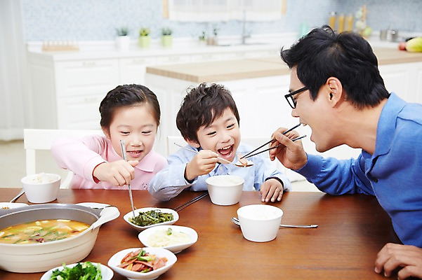 포토 JPG 스튜디오촬영 여자 남자 딸 아들 어린이 음식 가족 식탁 밥 반찬 실내 미소 웃음 사람 앉기 동양인 소녀 소년 상반신 성인 세명 30대 부모 주방 식사 한국인 자녀 아빠 핵가족 국내포토 관계 모션 탁자 표정 인종 내부 장년 파일형식