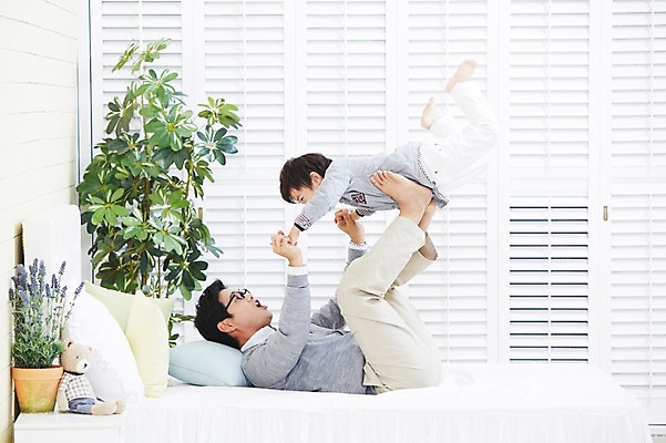 포토 JPG 스튜디오촬영 전신 식물 남자 화분 아들 어린이 가족 놀이 실내 미소 웃음 사람 동양인 소년 성인 두명 옆모습 30대 부모 눕기 침실 한국인 자녀 침대 아빠 핵가족 비행기놀이 부자지간 남자만 국내포토 뷰포인트 가구 관계 모션 표정 인종 내부 장년 파일형식