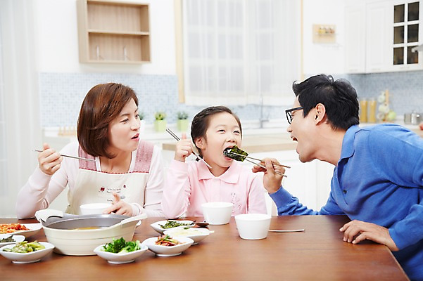 포토 JPG 스튜디오촬영 여자 남자 딸 어린이 음식 가족 식탁 밥 엄마 반찬 실내 미소 웃음 사람 앉기 동양인 소녀 상반신 성인 세명 30대 부모 주방 식사 한국인 자녀 아빠 핵가족 국내포토 관계 모션 탁자 표정 인종 내부 장년 파일형식