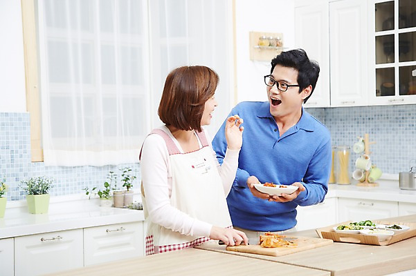 포토 JPG 스튜디오촬영 부부 커플 여자 남자 음식 채소 반찬 김치 실내 서기 미소 웃음 사람 동양인 상반신 성인 두명 30대 주방 한국인 주부 장년만 성인만 국내포토 한식 관계 모션 표정 인종 내부 장년 파일형식