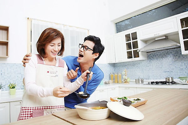 포토 JPG 스튜디오촬영 부부 커플 여자 남자 음식 반찬 실내 서기 미소 웃음 사람 동양인 상반신 성인 두명 30대 주방 한국인 냄비 찌개 먹기 주부 장년만 성인만 국내포토 관계 모션 표정 인종 내부 장년 솥 파일형식