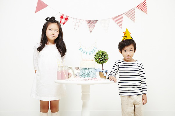 포토 JPG 스튜디오촬영 식물 여자 기념일 남자 화분 어린이 음식 탁자 실내 서기 미소 웃음 사람 동양인 소녀 이벤트 소년 두명 앞모습 파티 케이크 주스 한국인 생일파티 생일 생일케이크 생일상 어린이만 국내포토 음료 뷰포인트 가구 모션 디저트 표정 인종 내부 파일형식