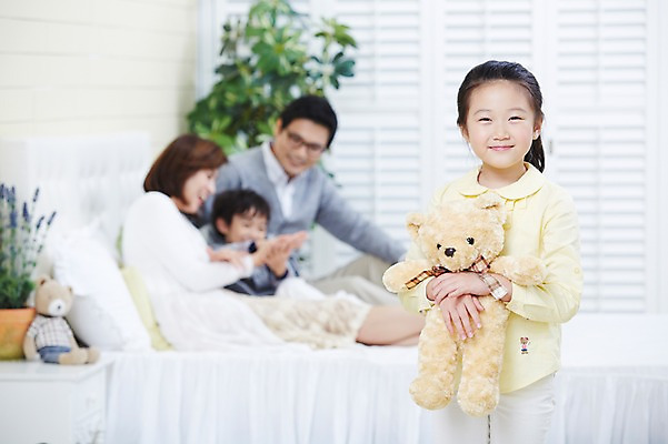 포토 JPG 스튜디오촬영 식물 여자 남자 딸 화분 아들 어린이 인형 가족 엄마 실내 미소 웃음 사람 동양인 소녀 소년 여러명 성인 30대 부모 곰인형 침실 한국인 자녀 침대 아빠 핵가족 국내포토 가구 다수 관계 표정 인종 내부 장년 파일형식