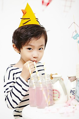 포토 JPG 스튜디오촬영 기념일 남자 어린이 음식 탁자 실내 한명 미소 웃음 사람 앉기 동양인 이벤트 소년 상반신 파티 주스 한국인 생일파티 생일 남자만 남자한명만 어린이만 소년만 소년한명만 국내포토 1 음료 가구 모션 표정 인종 내부 파일형식