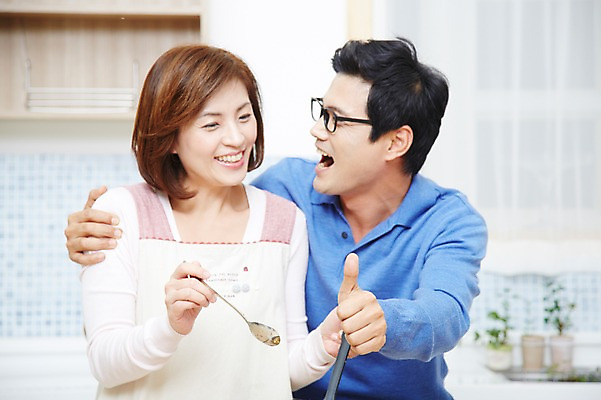 포토 JPG 스튜디오촬영 부부 커플 여자 남자 실내 서기 미소 웃음 사람 동양인 손짓 상반신 성인 두명 앞모습 30대 주방 한국인 엄지손가락 최고 먹기 주부 장년만 성인만 국내포토 뷰포인트 손가락 관계 모션 표정 인종 내부 장년 파일형식