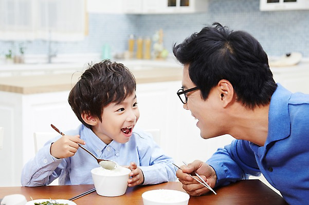 포토 JPG 스튜디오촬영 남자 아들 어린이 음식 가족 식탁 밥 반찬 실내 미소 웃음 사람 앉기 동양인 소년 상반신 성인 두명 30대 부모 주방 식사 한국인 자녀 아빠 핵가족 부자지간 남자만 국내포토 관계 모션 탁자 표정 인종 내부 장년 파일형식