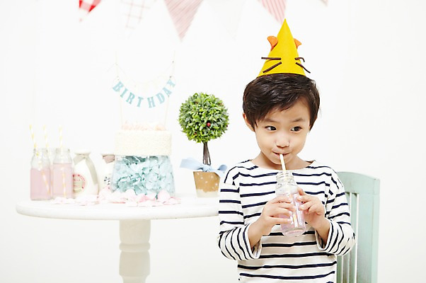 포토 JPG 스튜디오촬영 식물 기념일 남자 화분 어린이 음식 탁자 실내 한명 미소 웃음 사람 앉기 동양인 이벤트 소년 상반신 앞모습 파티 케이크 주스 한국인 생일파티 생일 생일케이크 생일상 남자만 남자한명만 어린이만 소년만 소년한명만 국내포토 1 음료 뷰포인트 가구 모션 디저트 표정 인종 내부 파일형식