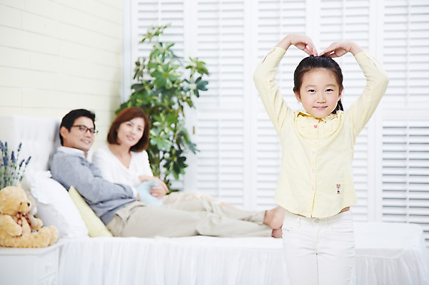 포토 JPG 스튜디오촬영 식물 여자 남자 딸 화분 어린이 가족 엄마 실내 사랑 미소 웃음 사람 동양인 손짓 소녀 성인 세명 30대 부모 침실 한국인 자녀 하트 침대 아빠 핵가족 국내포토 모양 감정 가구 관계 모션 표정 인종 내부 장년 파일형식