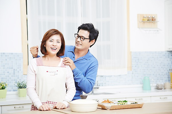 포토 JPG 스튜디오촬영 부부 커플 여자 남자 음식 반찬 실내 서기 미소 웃음 사람 동양인 상반신 성인 두명 앞모습 30대 주방 한국인 주부 장년만 성인만 국내포토 뷰포인트 관계 모션 표정 인종 내부 장년 파일형식