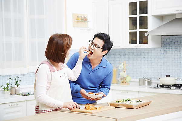 포토 JPG 스튜디오촬영 부부 커플 여자 남자 음식 채소 반찬 김치 실내 서기 미소 웃음 사람 동양인 상반신 성인 두명 30대 주방 한국인 먹기 주부 장년만 성인만 국내포토 한식 관계 모션 표정 인종 내부 장년 파일형식