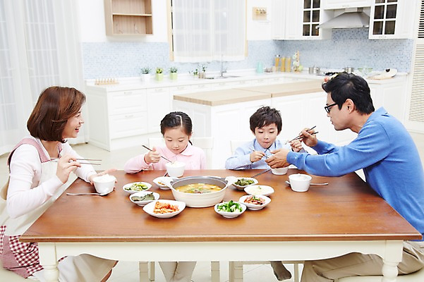 포토 JPG 스튜디오촬영 여자 남자 딸 아들 어린이 음식 가족 식탁 밥 엄마 반찬 실내 미소 웃음 사람 앉기 동양인 소녀 소년 여러명 성인 30대 부모 주방 식사 한국인 자녀 아빠 핵가족 국내포토 다수 관계 모션 탁자 표정 인종 내부 장년 파일형식