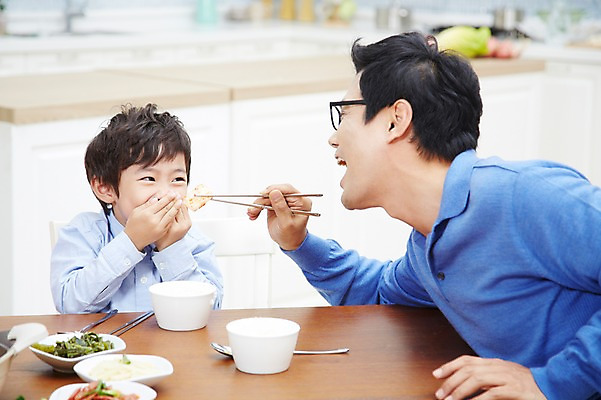 포토 JPG 스튜디오촬영 남자 아들 어린이 음식 채소 가족 식탁 밥 반찬 김치 실내 미소 웃음 사람 앉기 동양인 소년 상반신 성인 두명 30대 부모 주방 식사 한국인 자녀 아빠 핵가족 편식 부자지간 남자만 국내포토 한식 관계 모션 탁자 표정 인종 내부 장년 식생활 파일형식