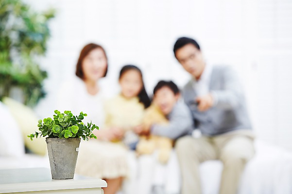 포토 JPG 스튜디오촬영 식물 여자 남자 딸 화분 아들 어린이 인형 가족 엄마 실내 미소 웃음 사람 앉기 동양인 소녀 소년 여러명 성인 앞모습 30대 부모 곰인형 한국인 자녀 아빠 리모컨 핵가족 티비시청 국내포토 뷰포인트 다수 관계 모션 표정 인종 내부 장년 시청_보고들음 파일형식