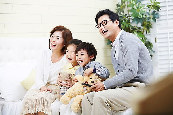 포토 JPG 스튜디오촬영 여자 남자 딸 아들 어린이 인형 가족 엄마 실내 미소 웃음 사람 앉기 동양인 소녀 소년 여러명 성인 30대 부모 곰인형 한국인 자녀 아빠 리모컨 핵가족 티비시청 국내포토 다수 관계 모션 표정 인종 내부 장년 시청_보고들음 파일형식
