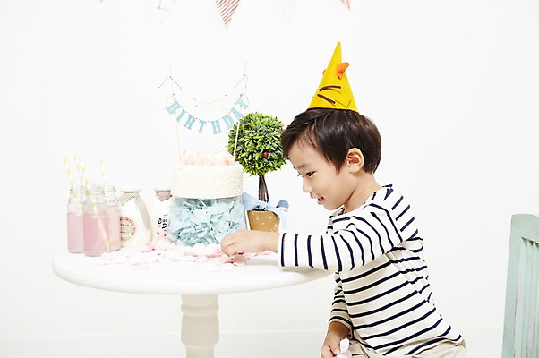 포토 JPG 스튜디오촬영 식물 기념일 남자 화분 어린이 음식 탁자 실내 한명 미소 웃음 사람 앉기 동양인 이벤트 소년 상반신 옆모습 파티 케이크 주스 한국인 생일파티 생일 생일케이크 생일상 남자만 남자한명만 어린이만 소년만 소년한명만 국내포토 1 음료 뷰포인트 가구 모션 디저트 표정 인종 내부 파일형식