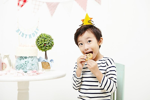 포토 JPG 스튜디오촬영 식물 기념일 남자 화분 어린이 음식 탁자 실내 한명 미소 웃음 사람 앉기 동양인 이벤트 소년 상반신 앞모습 파티 쿠키 케이크 한국인 생일파티 생일 생일케이크 생일상 남자만 남자한명만 어린이만 소년만 소년한명만 국내포토 1 뷰포인트 가구 모션 디저트 표정 인종 내부 파일형식