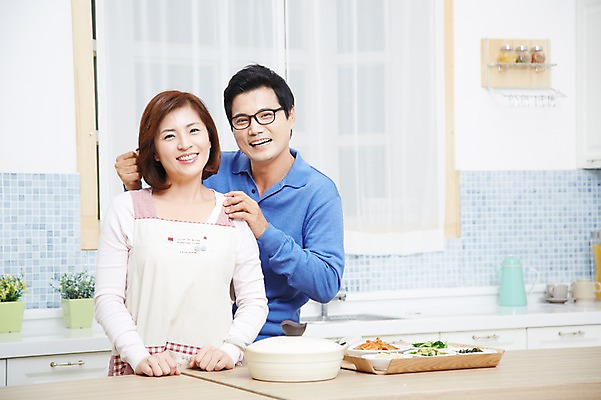 포토 JPG 스튜디오촬영 부부 커플 여자 남자 음식 반찬 실내 서기 미소 웃음 사람 동양인 상반신 성인 두명 앞모습 30대 주방 한국인 주부 장년만 성인만 국내포토 뷰포인트 관계 모션 표정 인종 내부 장년 파일형식