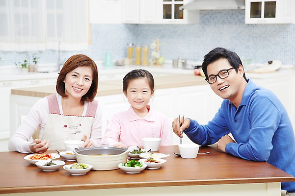 포토 JPG 스튜디오촬영 여자 남자 딸 어린이 음식 가족 식탁 밥 엄마 반찬 실내 미소 웃음 사람 앉기 동양인 소녀 상반신 성인 앞모습 세명 30대 부모 주방 식사 한국인 자녀 아빠 핵가족 국내포토 뷰포인트 관계 모션 탁자 표정 인종 내부 장년 파일형식