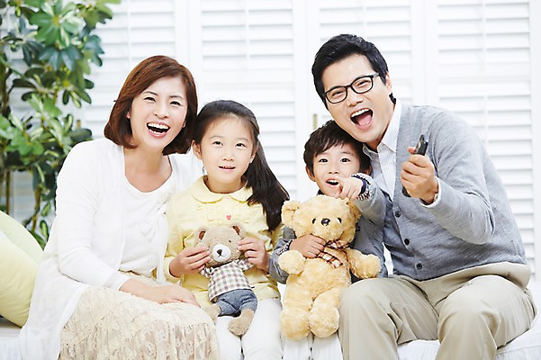 포토 JPG 스튜디오촬영 여자 남자 딸 아들 어린이 인형 가족 엄마 실내 미소 웃음 사람 앉기 동양인 손짓 소녀 소년 여러명 성인 앞모습 30대 부모 곰인형 한국인 검지손가락 자녀 가리킴 아빠 리모컨 핵가족 티비시청 국내포토 뷰포인트 다수 손가락 관계 모션 표정 인종 내부 장년 시청_보고들음 파일형식