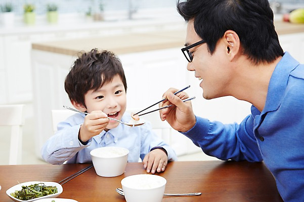 포토 JPG 스튜디오촬영 남자 아들 어린이 음식 가족 식탁 밥 반찬 실내 미소 웃음 사람 앉기 동양인 소년 상반신 성인 두명 30대 부모 주방 식사 한국인 자녀 아빠 핵가족 부자지간 남자만 국내포토 관계 모션 탁자 표정 인종 내부 장년 파일형식