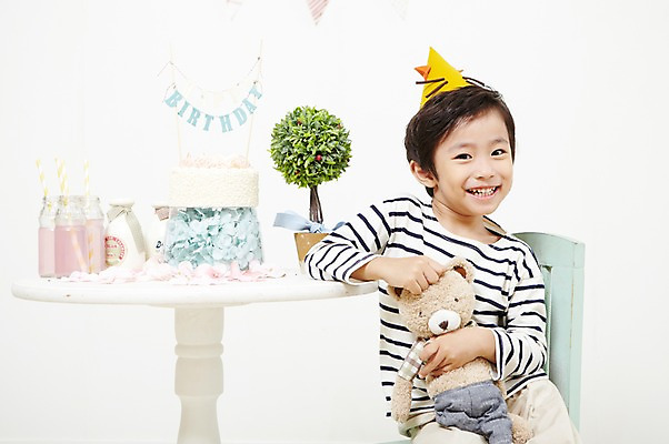 포토 JPG 스튜디오촬영 식물 기념일 남자 화분 어린이 음식 인형 탁자 실내 한명 미소 웃음 사람 앉기 동양인 이벤트 소년 상반신 앞모습 파티 케이크 주스 곰인형 한국인 생일파티 생일 생일케이크 생일상 남자만 남자한명만 어린이만 소년만 소년한명만 국내포토 1 음료 뷰포인트 가구 모션 디저트 표정 인종 내부 파일형식