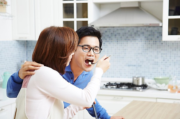 포토 JPG 스튜디오촬영 부부 커플 여자 남자 음식 반찬 실내 서기 미소 웃음 사람 동양인 상반신 성인 두명 30대 주방 한국인 먹기 주부 장년만 성인만 국내포토 관계 모션 표정 인종 내부 장년 파일형식