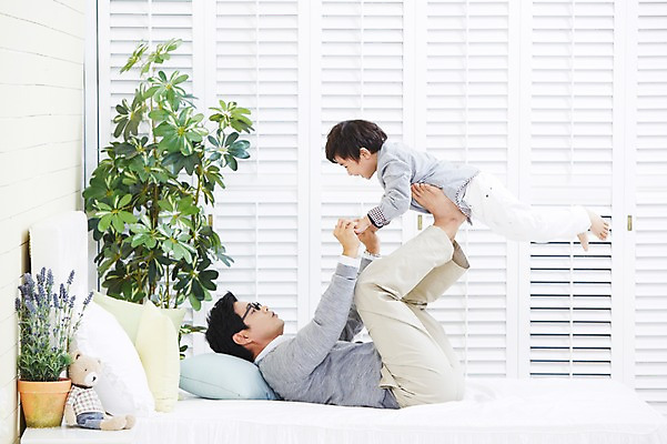 포토 JPG 스튜디오촬영 전신 식물 남자 화분 아들 어린이 가족 놀이 실내 미소 웃음 사람 동양인 소년 성인 두명 옆모습 30대 부모 눕기 침실 한국인 자녀 침대 아빠 핵가족 비행기놀이 부자지간 남자만 국내포토 뷰포인트 가구 관계 모션 표정 인종 내부 장년 파일형식