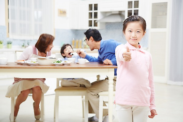 포토 JPG 스튜디오촬영 여자 남자 딸 아들 어린이 음식 가족 식탁 밥 엄마 반찬 실내 미소 웃음 사람 동양인 손짓 소녀 소년 여러명 성인 30대 부모 주방 식사 한국인 엄지손가락 자녀 최고 아빠 핵가족 국내포토 다수 손가락 관계 모션 탁자 표정 인종 내부 장년 파일형식