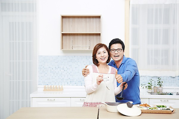 포토 JPG 스튜디오촬영 부부 커플 여자 남자 음식 식탁 반찬 실내 요리 서기 미소 웃음 사람 동양인 손짓 상반신 성인 두명 앞모습 30대 주방 한국인 엄지손가락 최고 냄비 국자 주부 장년만 성인만 국내포토 뷰포인트 손가락 관계 모션 탁자 주방용품 표정 인종 내부 장년 솥 파일형식