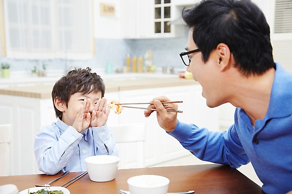 포토 JPG 스튜디오촬영 남자 아들 어린이 음식 채소 가족 식탁 밥 반찬 김치 실내 미소 웃음 사람 앉기 동양인 소년 상반신 성인 두명 30대 부모 주방 식사 한국인 자녀 아빠 핵가족 편식 부자지간 남자만 국내포토 한식 관계 모션 탁자 표정 인종 내부 장년 식생활 파일형식